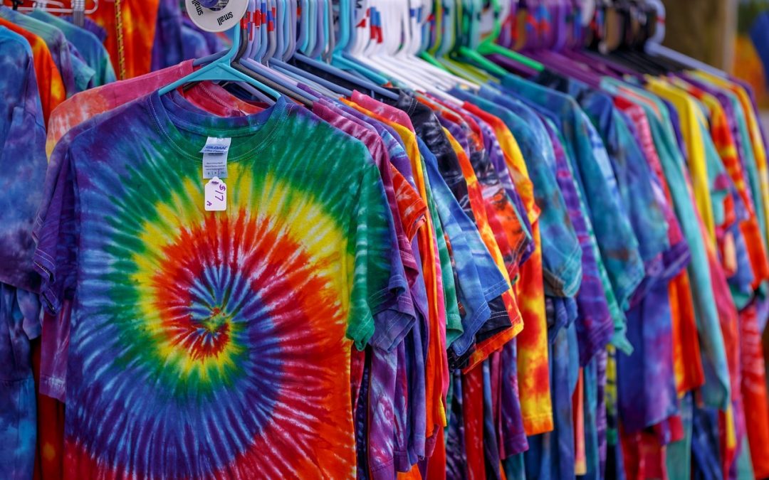 Tout sur le tie and dye cheveux et vêtements